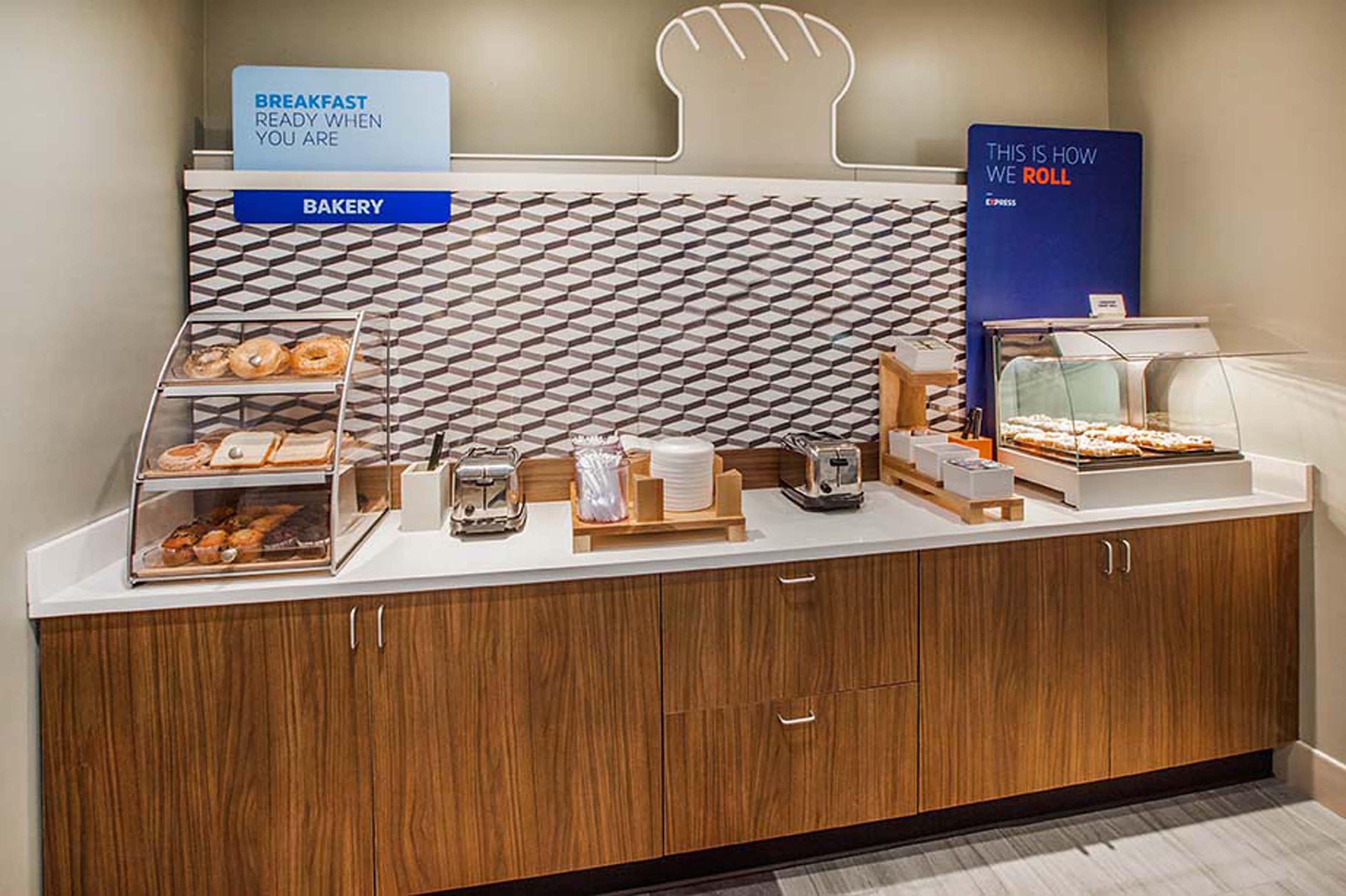 Holiday Inn Express Hotel & Suites Burlington By Ihg Exteriör bild