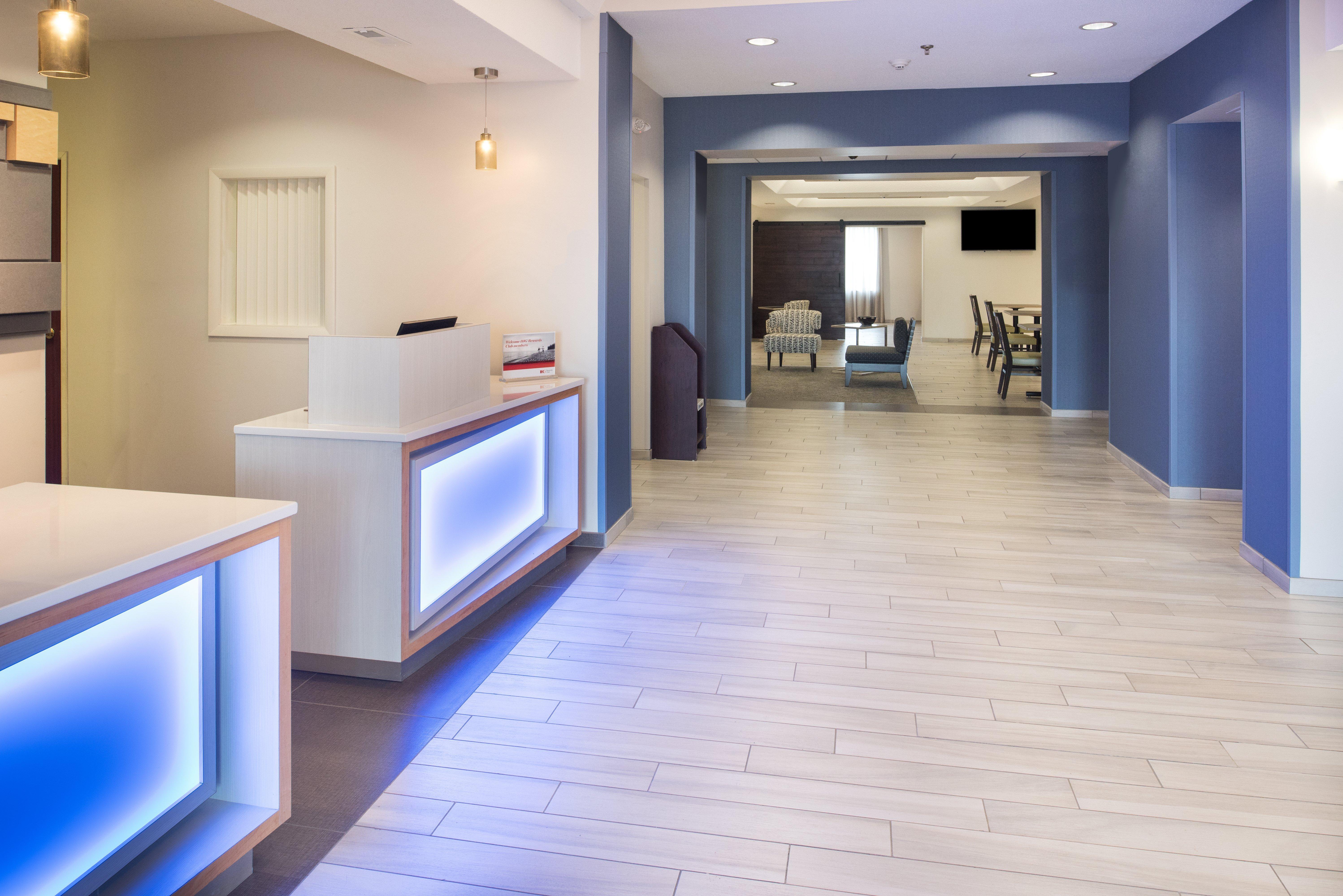 Holiday Inn Express Hotel & Suites Burlington By Ihg Exteriör bild