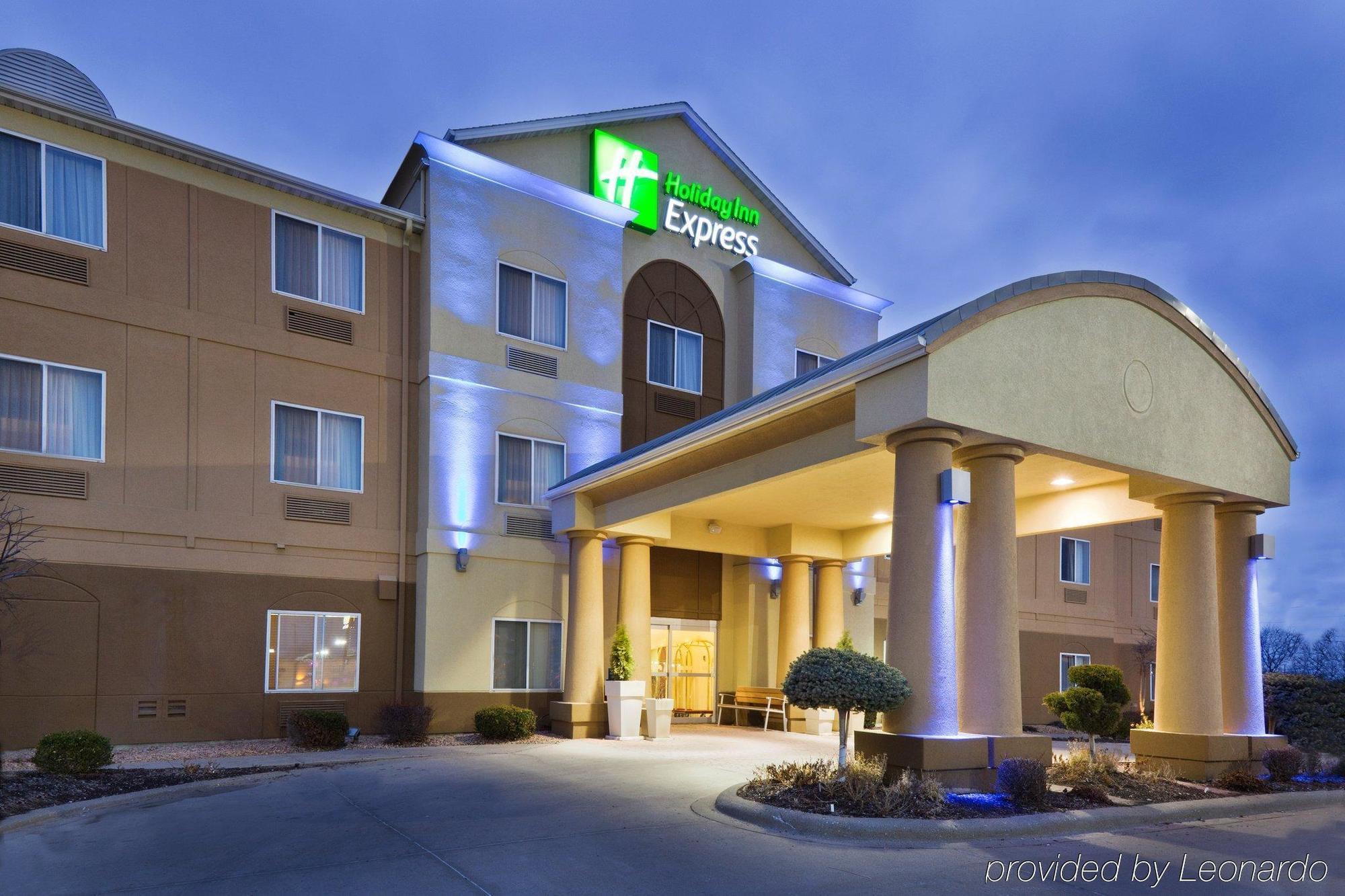 Holiday Inn Express Hotel & Suites Burlington By Ihg Exteriör bild