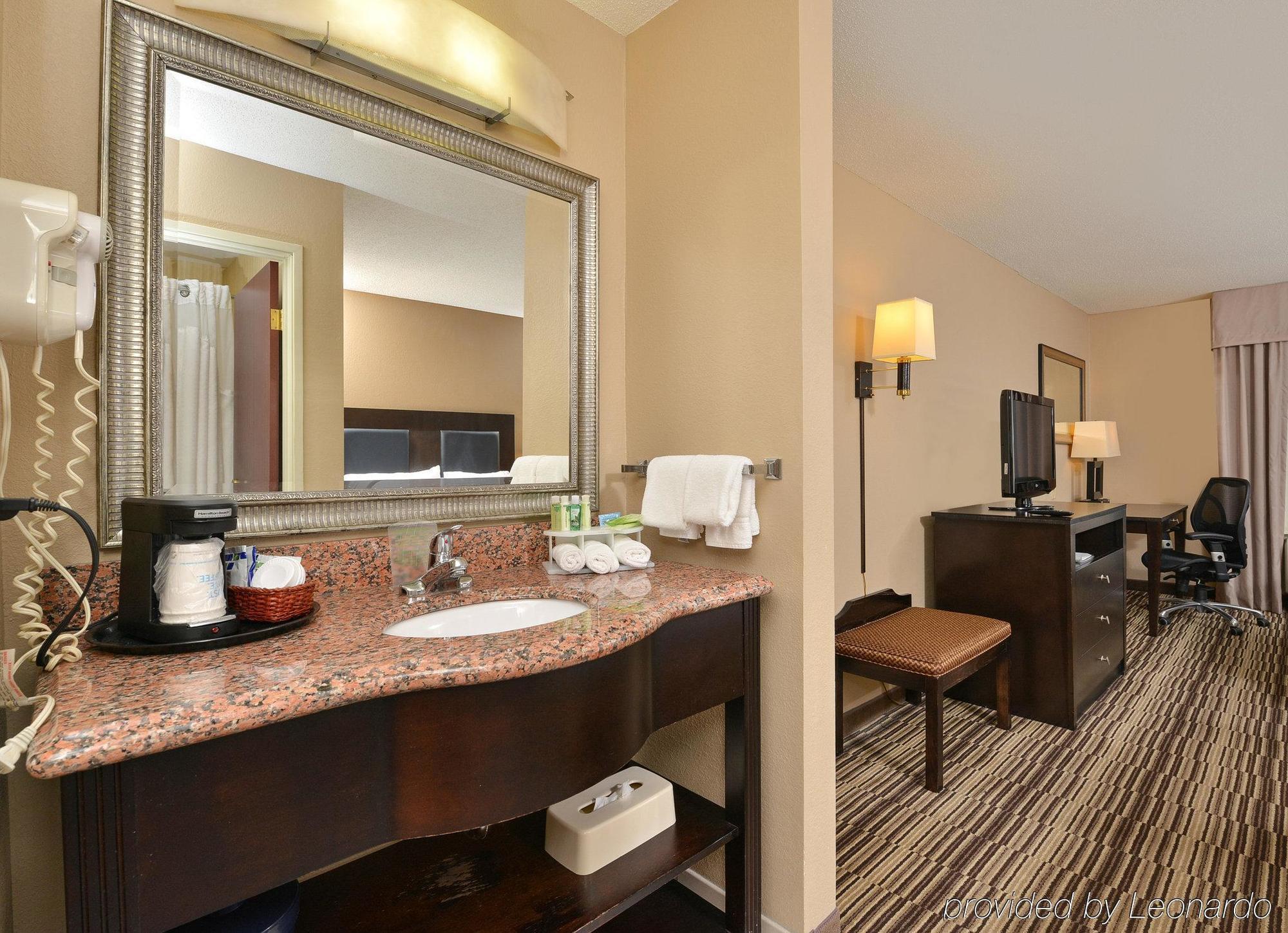 Holiday Inn Express Hotel & Suites Burlington By Ihg Exteriör bild