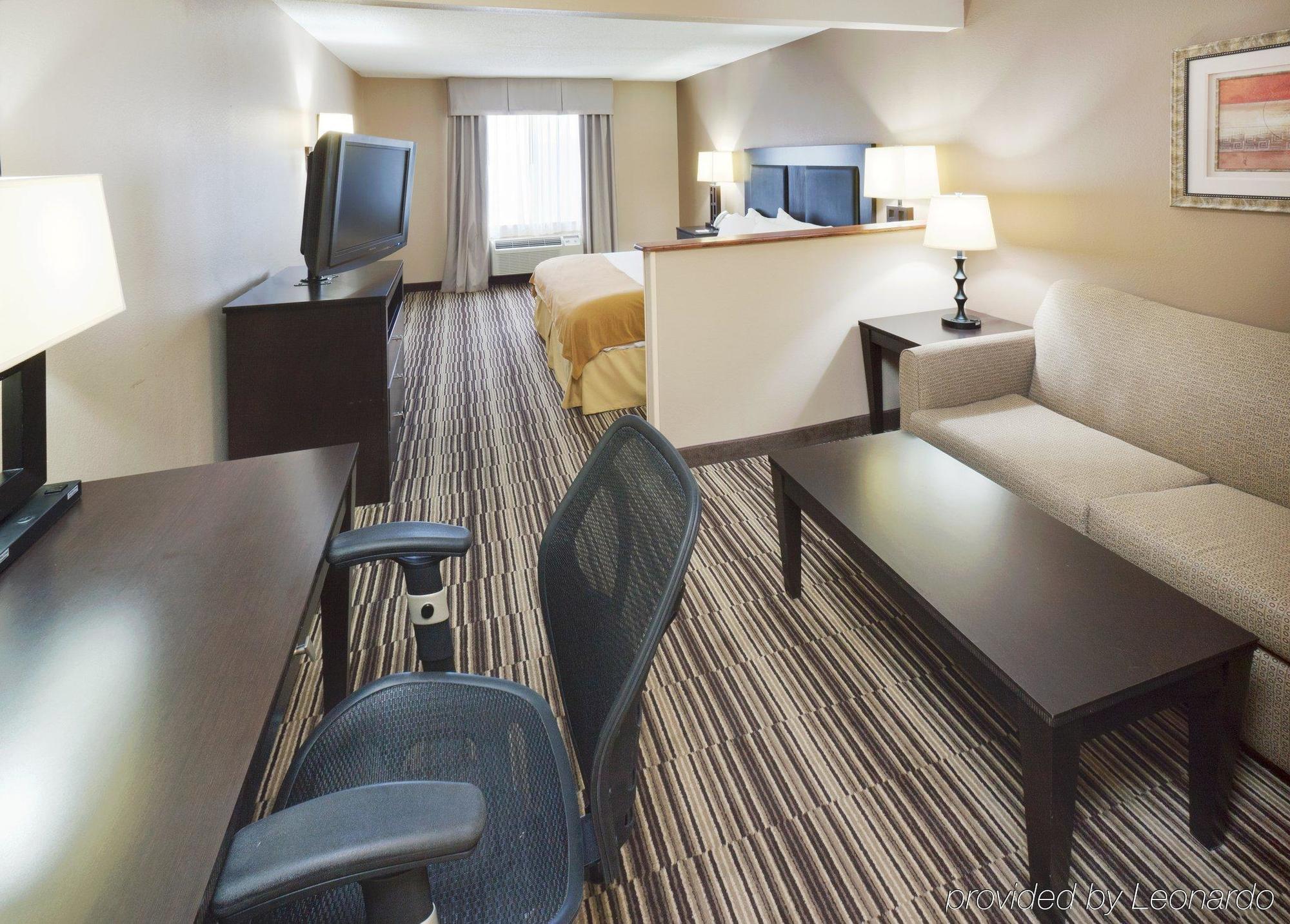 Holiday Inn Express Hotel & Suites Burlington By Ihg Rum bild